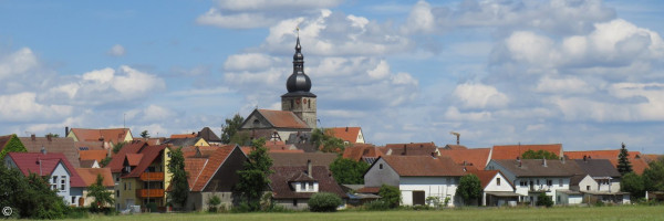 Ortspanorama von Lonnerstadt mit Kirchturm St. Oswald