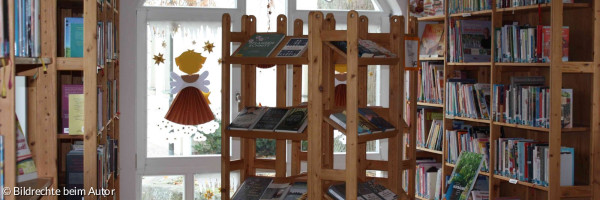 Innenraum der evangelischen Bücherei Maria+Kilian Mühlhausen mit Bücherregalen