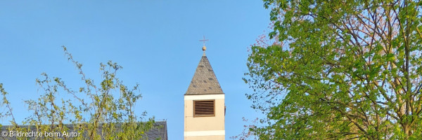 Innenraum der Christuskirche Höchstadt mit Altar und Altarkreuz
