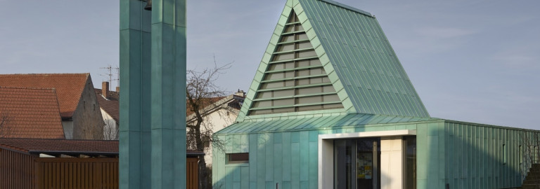 Matthäuskirche in Buttenheim mit freistehendem Glockenträger