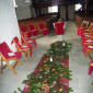 Adventsschmuck im Mittelgang der Kirche