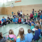 Kinder im Stuhlkreis in der Turnhalle