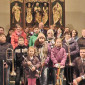 Posaunenchor mit Pfarrer vor dem Altar