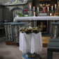 Taufstein mit Blumenschmuck