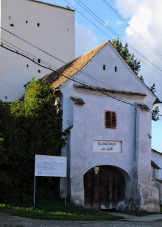Weiß gekalkter Torturm der Kirchenburg Hetzeldorf in Siebenbürgen
