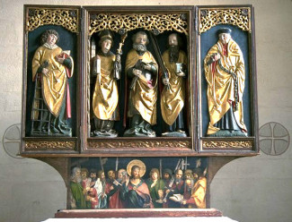 Spätgotischer Flügelaltar mit geschnitzten Heiligenfiguren und bemalter Predella