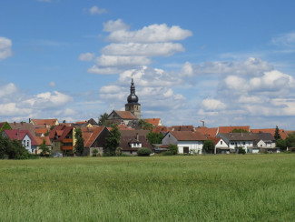 Ortspanorama von Lonnerstadt mit Kirchturm St. Oswald