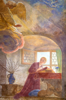 Wandbild: Der Engel bringt Maria die Botschaft, Maria kniet lesend am Fenster