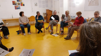 Frauen sitzen im Stuhlkreis im Gemeindehaus