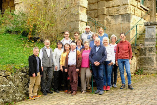 Gruppenfoto des Kirchenvorstands vor einem Gebäude in Rothenburg