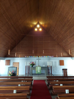 Blick durch den Mittelgang zum Altarraum der Christuskirche