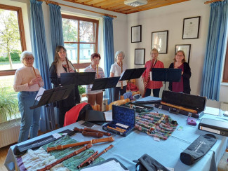 Der Flötenkreis mit seinen Instrumenten im Gemeindehaus