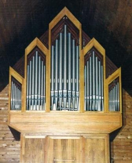 Prospekt der Schuke-Orgel mit Holzgehäuse