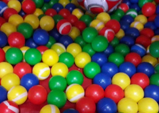 Bunte Bälle in einem Bällebad