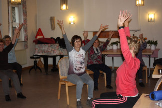 Seniorinnen bei der Gymnastik im Gemeindehaus