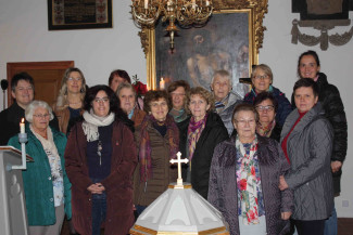 Der Kirchenchor Weingartsgreuth vor dem Altar