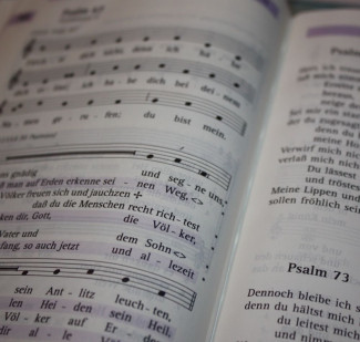 Aufgeschlagenes Gesangbuch mit Psalm 73
