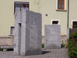 Steinstelen des Mahnmals auf dem Kirchplatz