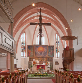 Blick durch das Kirchenschiff zum Altar der Maria-Kilian-Kirche