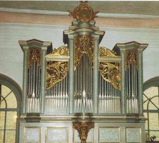 Orgelprospekt mit goldenen Verzierungen