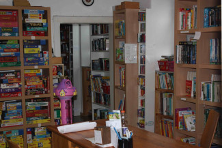 Bücherregale in der Bücherei Weingartsgreuth