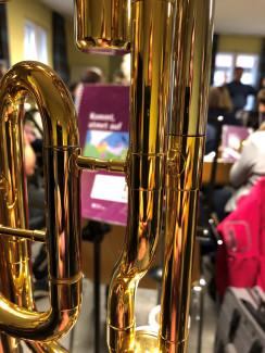 Bläserinnen und Bläser des Posaunenchors mit Blechblasinstrumenten