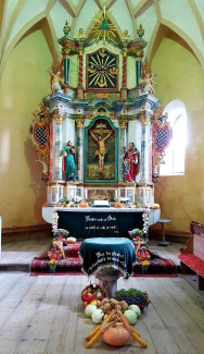 Geschmückter Altar zum Erntedankfest in einer siebenbürgischen Kirche