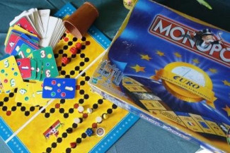 Gesellschaftsspiele auf einem Tisch