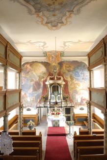 Innenraum der Kirche St. Erhard mit den Wandfresken