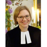Porträt von Pfarrerin Kathrin Seeliger im Talar
