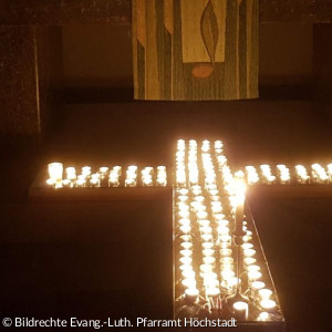 Lichterkreuz bei den Friedensgebeten