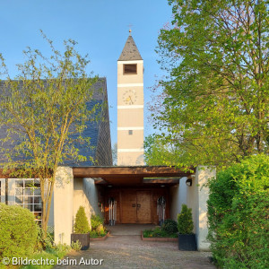 Innenraum der Christuskirche Höchstadt mit Altar und Altarkreuz